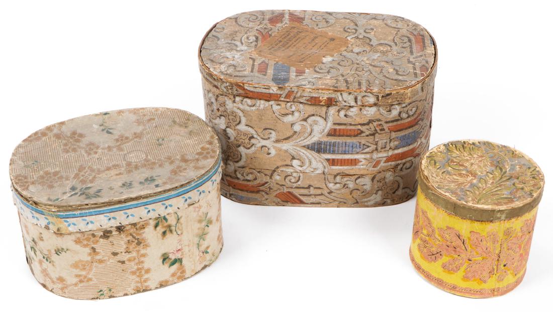 3 Antique American Wallpaper Boxes: 3 Antique American Wallpaper Boxes. Ranging in size from 6'' x 6.5'' x 6.5'' (15 x 17 x 17 cm) to 8.5'' x 14'' x 9.5'' (22 x 36 x 24 cm).