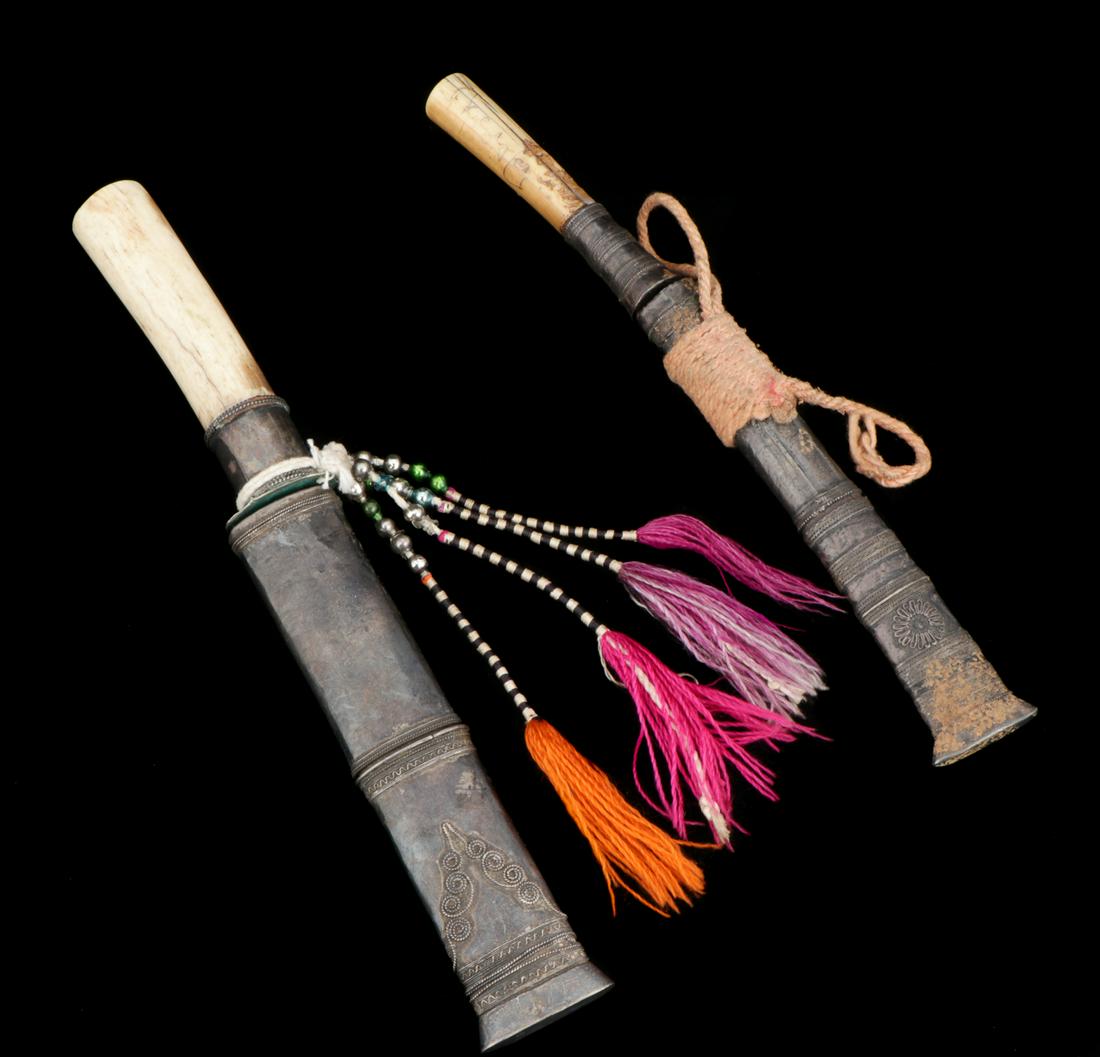 2 Burmese Dah Daggers from Shan State, 19th century: 2 Burmese Dah Daggers from Shan State, 19th century. 5.02 ozt. Sizes: 1) 8.75'' x 1.5'' x .75'' (22 x 4 x 2 cm); 2) 8'' x 1'' x .5'' (20 x 3 x 1 cm). Provenance: Private South Carolina Collection. Ple