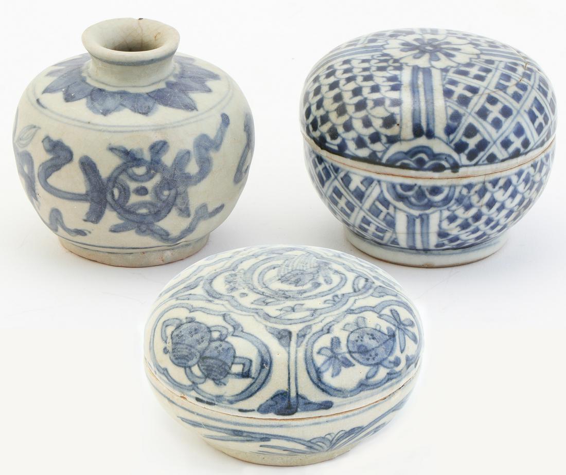 2 Chinese Porcelain Covered Boxes and a Vase, Ming Dynasty - 3 Pieces (1 of 8)