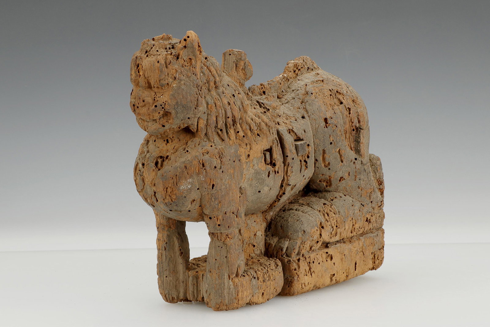 Antique Tibetan Newari Carved Wood Temple Lion: Antique Tibetan Newari Carved Wood Temple Lion. Size: 9.5'' x 11.5'' x 3.5'' (24 x 29 x 9 cm).
