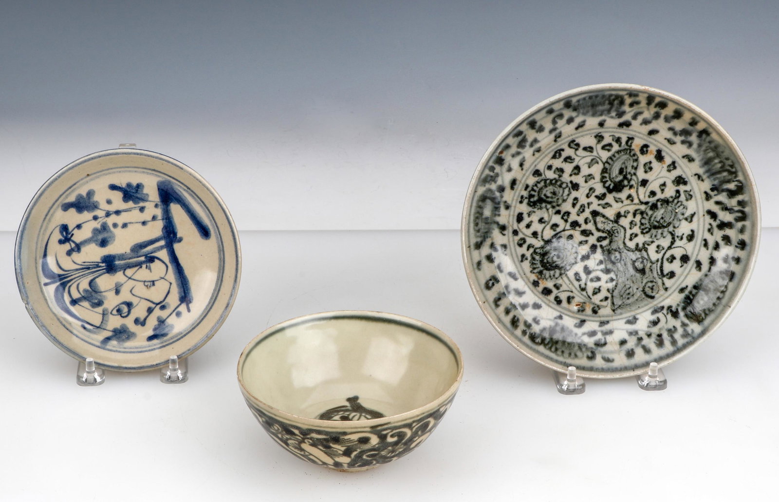 3 Chinese Blue & White Plates, Ming Dynasty: 3 Chinese Blue & White Plates, Ming Dynasty. Provenance: Ex. Collection Nana and Tony Horton. Ranging in size: 1.5'' x 8'' (4 x 20 cm) to 2.75'' x 5.75'' (7 x 15 cm).