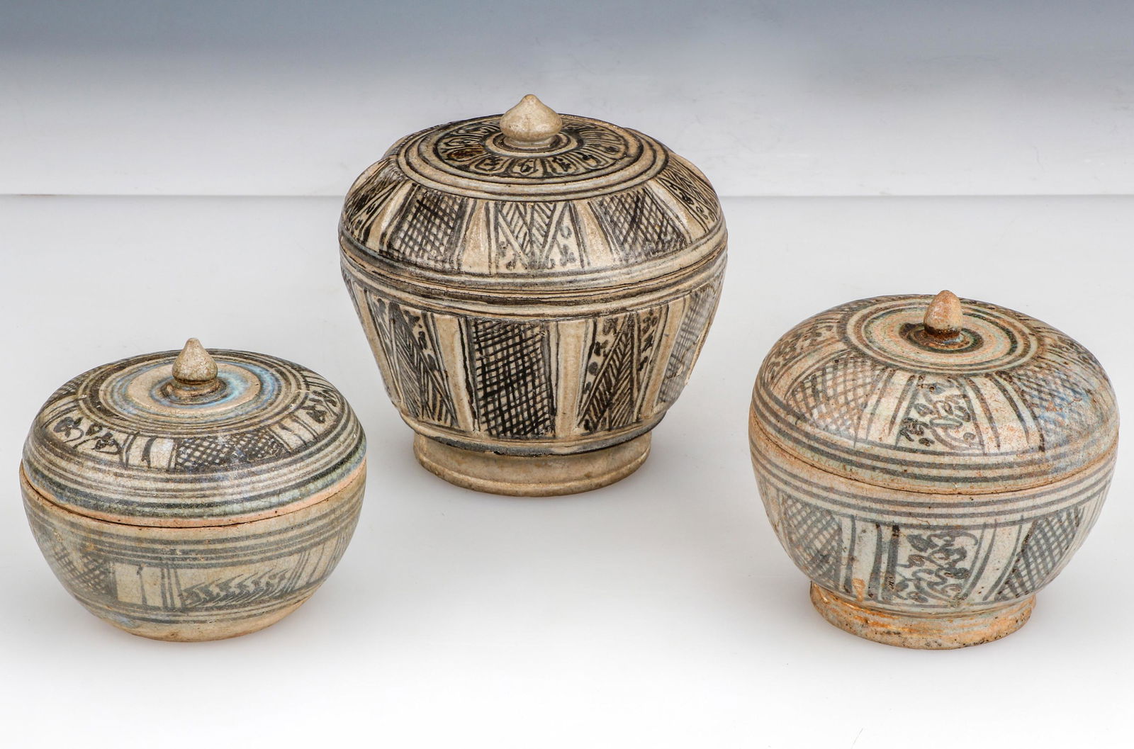 3 Thai Sawankhalok Covered Pots (1 of 5)