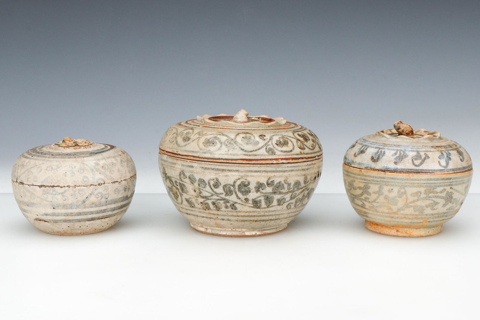 3 Thai Sawankhalok Covered Pots (1 of 5)