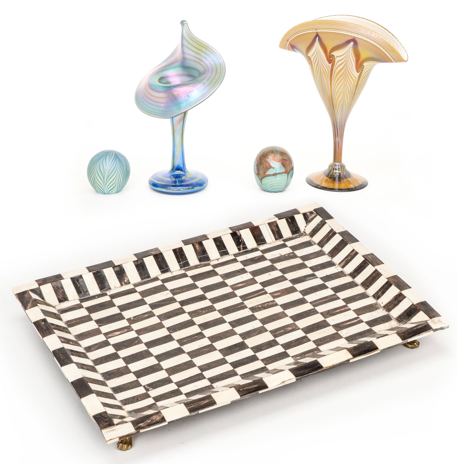 Art Glass Collector's Lot: Art Glass Collector's Lot. Including 2 vases and 2 paper weights. Size: range from 2.5'' x 2.5'' x 2.5'' (6 x 6 x 6 cm) to 11'' x 9'' x 4'' (28 x 23 x 10 cm). Together with Hardwood and Bone Mosaic Tr