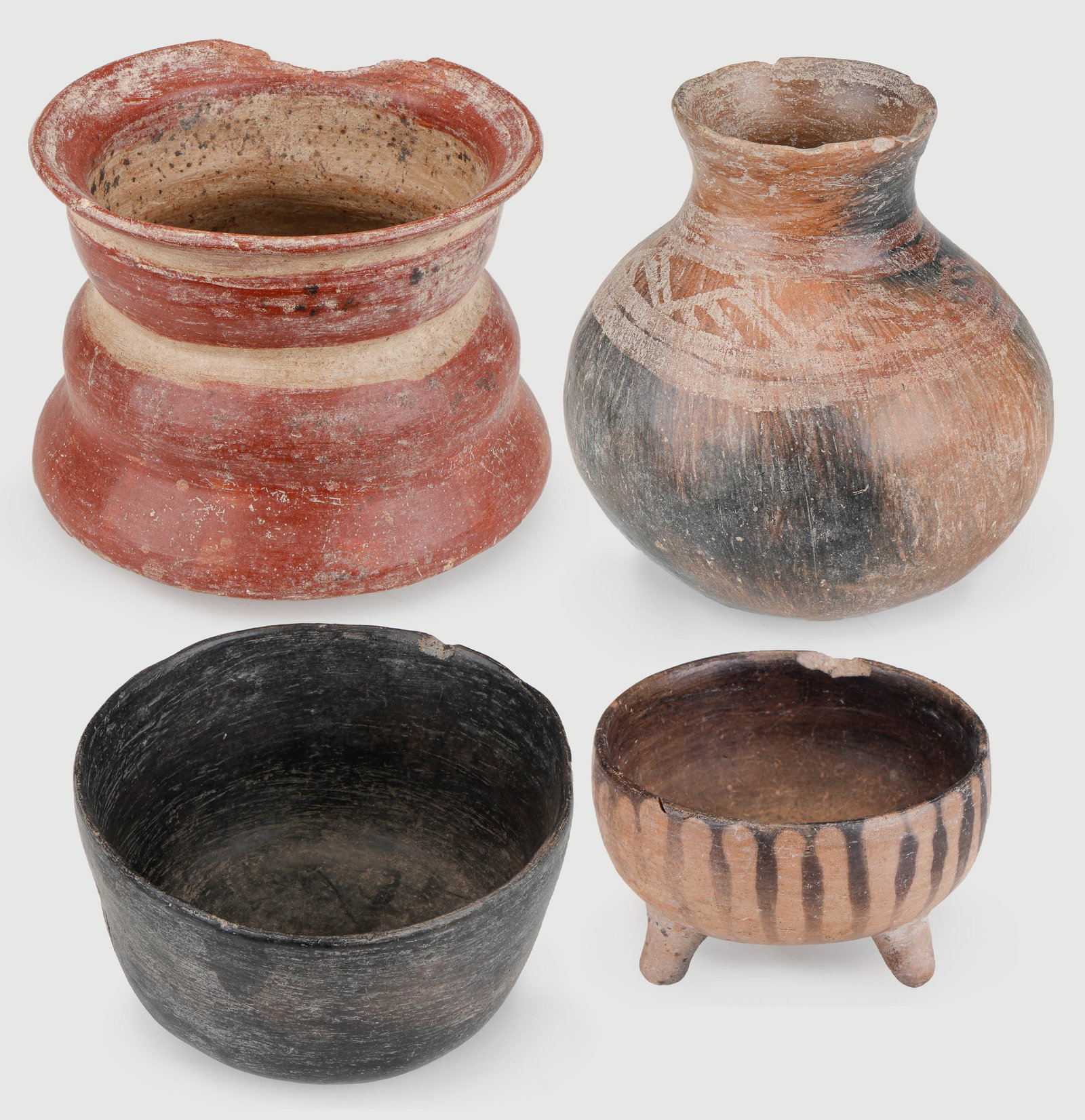 Group of 4 Pre-Columbian Pottery Bowls: Group of 4 Pre-Columbian Pottery Bowls. Size: Ranging from 3'' x 4'' x 4'' (8 x 11 x 11 cm) to 5.5'' x 7'' x 7'' (14 x 18 x 18 cm).