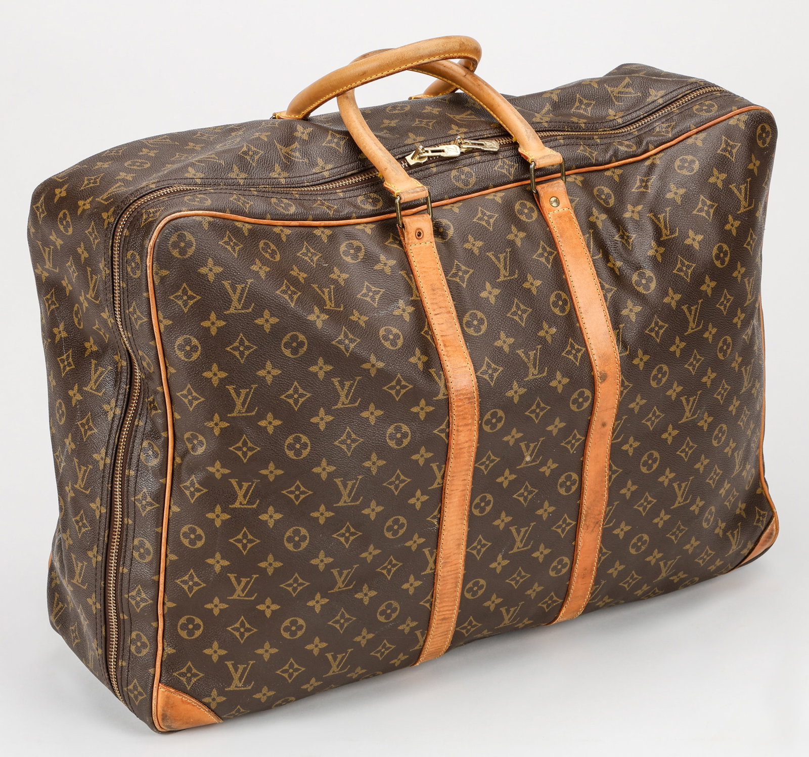 Louis Vuitton Bag Sirius 60 Monogram Canvas Travel Bag: Louis Vuitton Bag Sirius 60 Monogram Canvas Travel Bag, contains lining with 1 large open slip-in pocket and 1 rubber band for additional storage. Size: 17'' x 24'' x 7'' (43 x 61 x 18 cm). Made in Fr