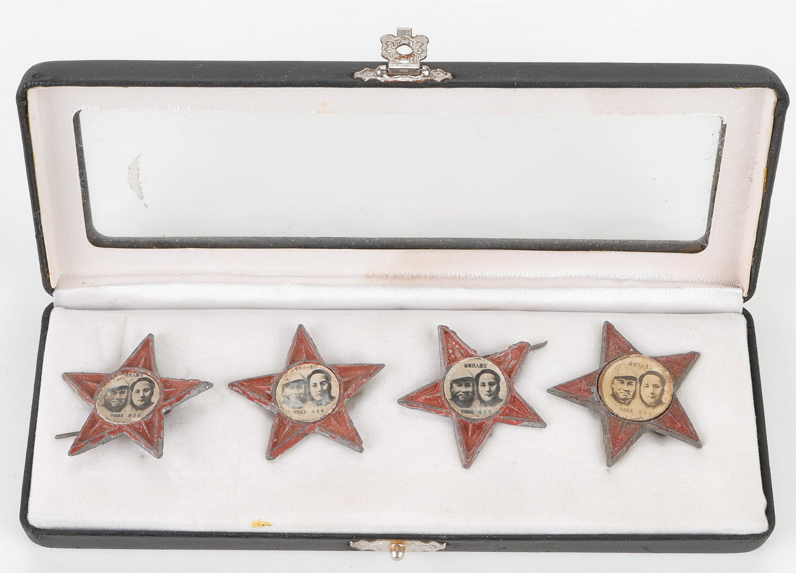 4 Chinese Revolution Star Photo Badges, Mao And Zhu, Mid-Late 1940s: 4 Chinese Revolution Star Photo Badges, Mao And Zhu, Mid-Late 1940s. Size: 1.25'' x 1.25'' (3 x 3 cm)