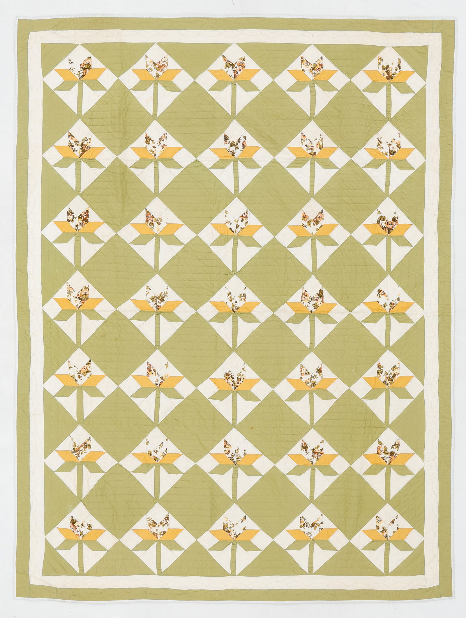 Peony Pieced Cotton Quilt, Late 20th C.: Peony Pieced Cotton Quilt, Late 20th C. Hand pieced and quilted. Size: 5'9'' x 7'8'' (175 x 234 cm).