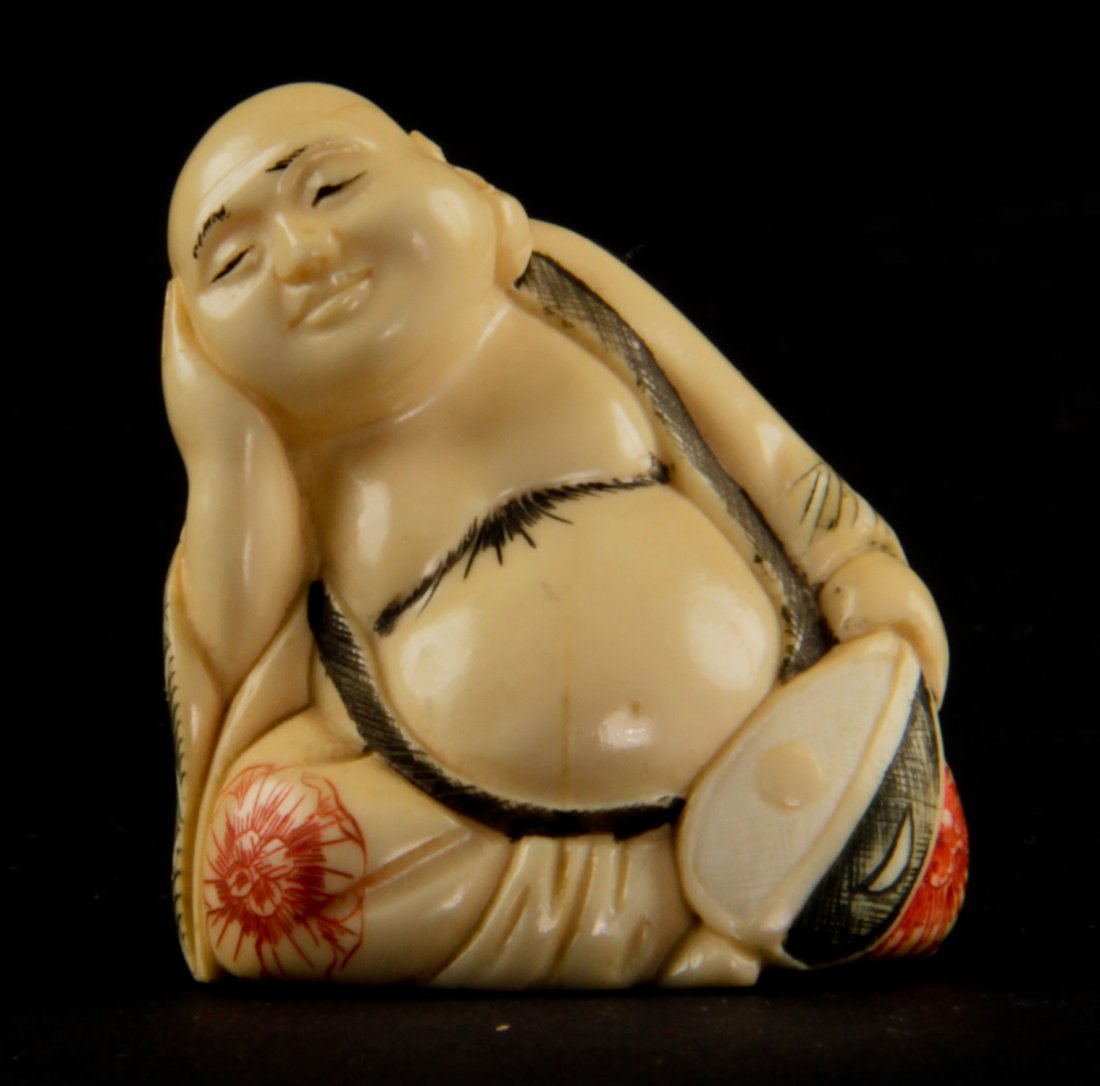 Antique Japanese Ivory Netsuke: Antique Japanese Ivory Netsuke. Size: 2" x 2" x 1", (5 x 5 x 2 cm).