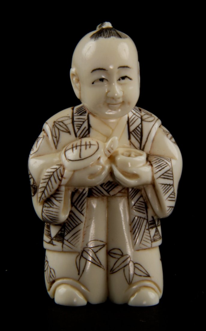 Antique Japanese Ivory Netsuke: Antique Japanese Ivory Netsuke. Size: 2" x 1" x 1", (5 x 2 x 2 cm).