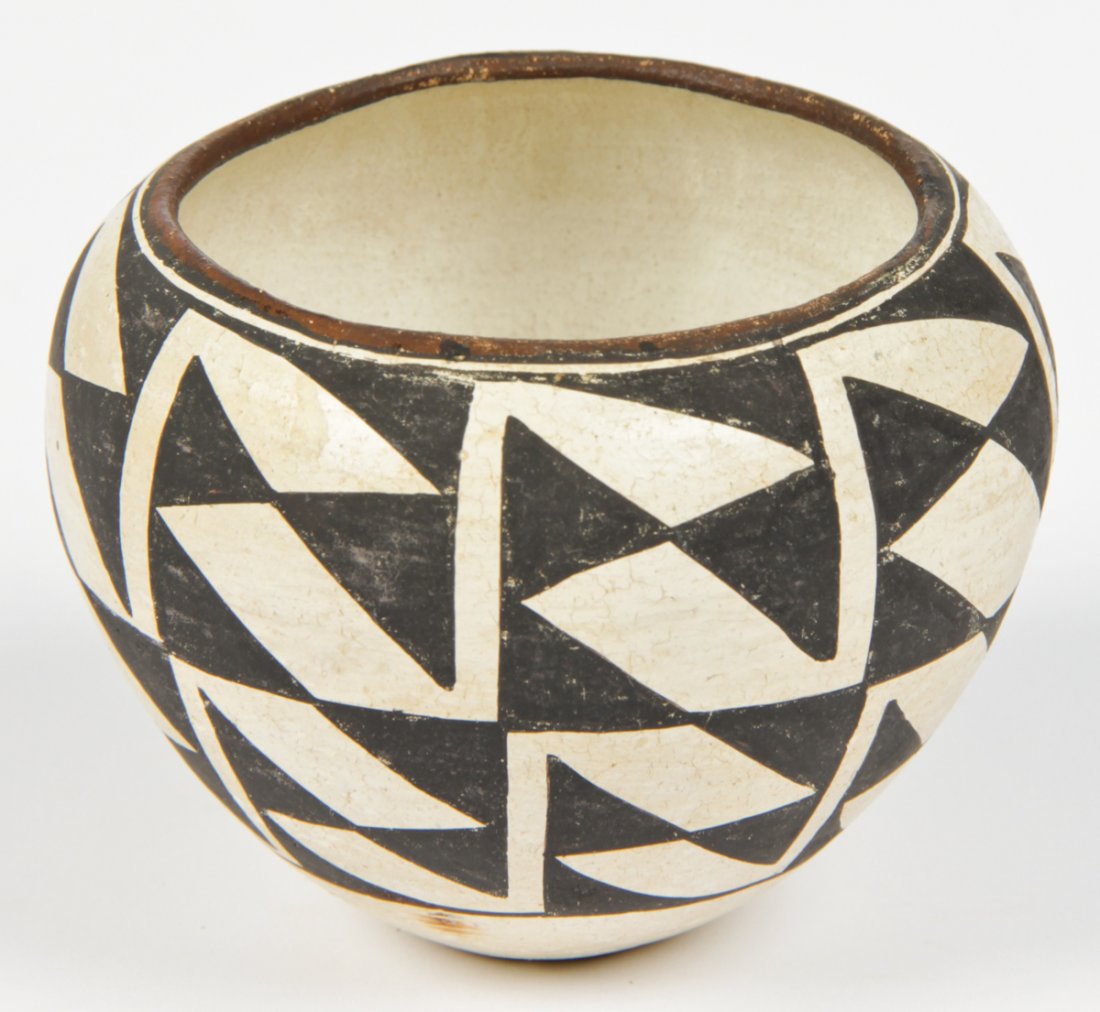 Lucy M. Lewis. Acoma New Mexico Vessel .: Acoma New Mexico vessel signed Lucy M. Lewis. Size: 3" x 4" x 4" (8 x 10 x 10 cm).