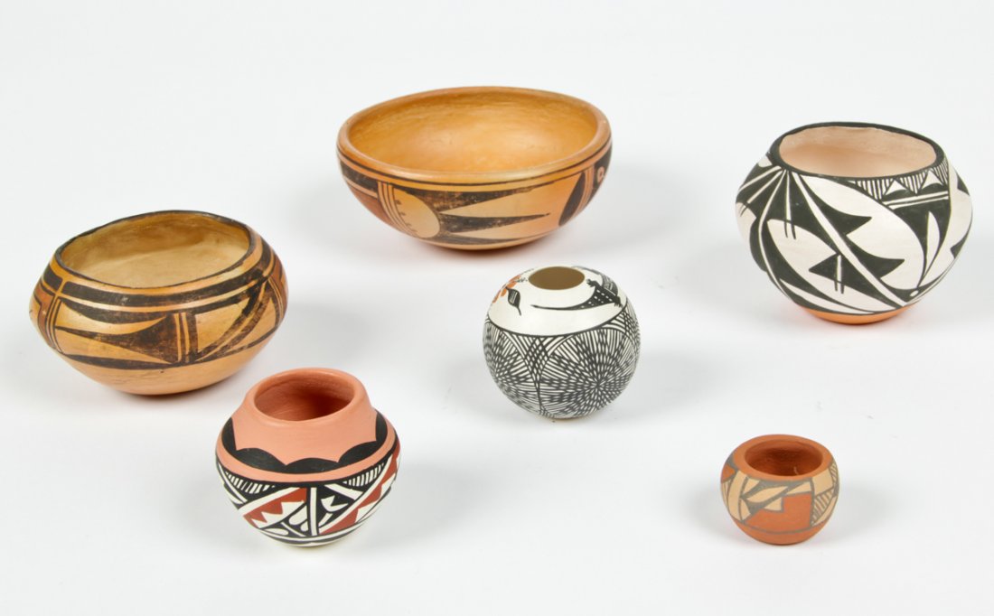 6 Pc Lot of Acoma New Mexico Pottery: 6 pc lot of Acoma New Mexico pottery. 4 pcs signed bearing the signatures of Natiya Jemez, P L Jemez, B. Victorino and Norma Jean. Size: 2.5" x 5.5" x 5.5", 6 x 14 x 14 cm (Largest).