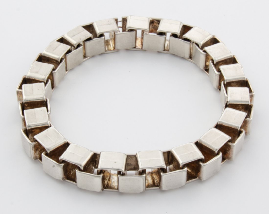 Gent's Sterling Silver Bracelet: Gent's Sterling Silver Bracelet in Oversized Box Link marked 925. 9"L, 23 cm. 89.2 g. Since 1937, the The Silver Shop of Princeton, NJ was located at 59 Palmer Square West.