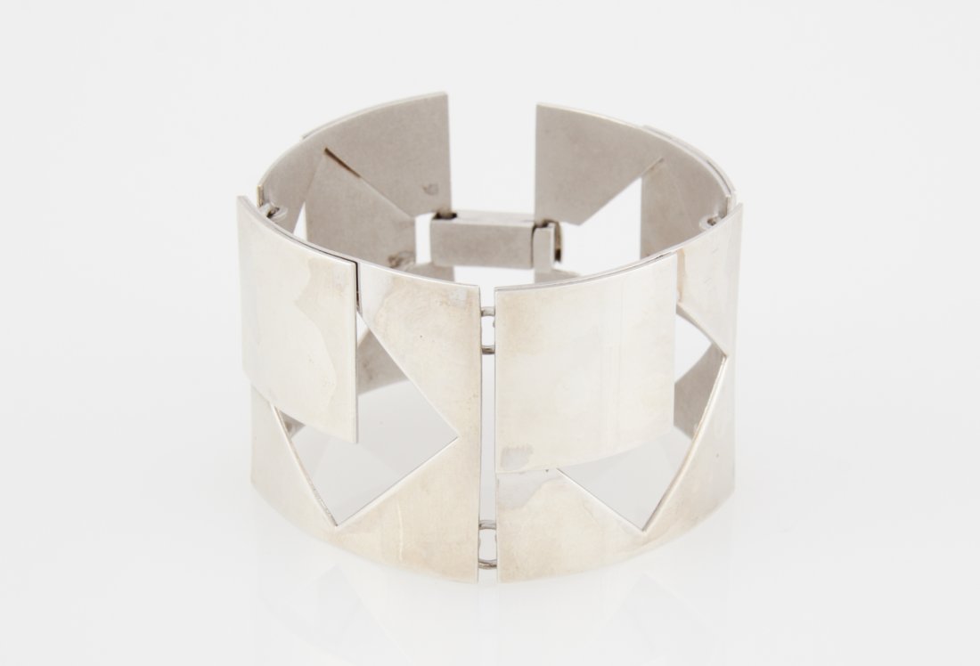 Giuseppe Santomio Handmade Sterling Silver Bracelet: Giuseppe Santomio Handmade Sterling Silver Bracelet marked 925 Italy. 2.25"D x 1.75"H (6 x 4 cm). Weight: 60.5 g. Since 1937, the The Silver Shop of Princeton, NJ was located at 59 Palmer Square West.