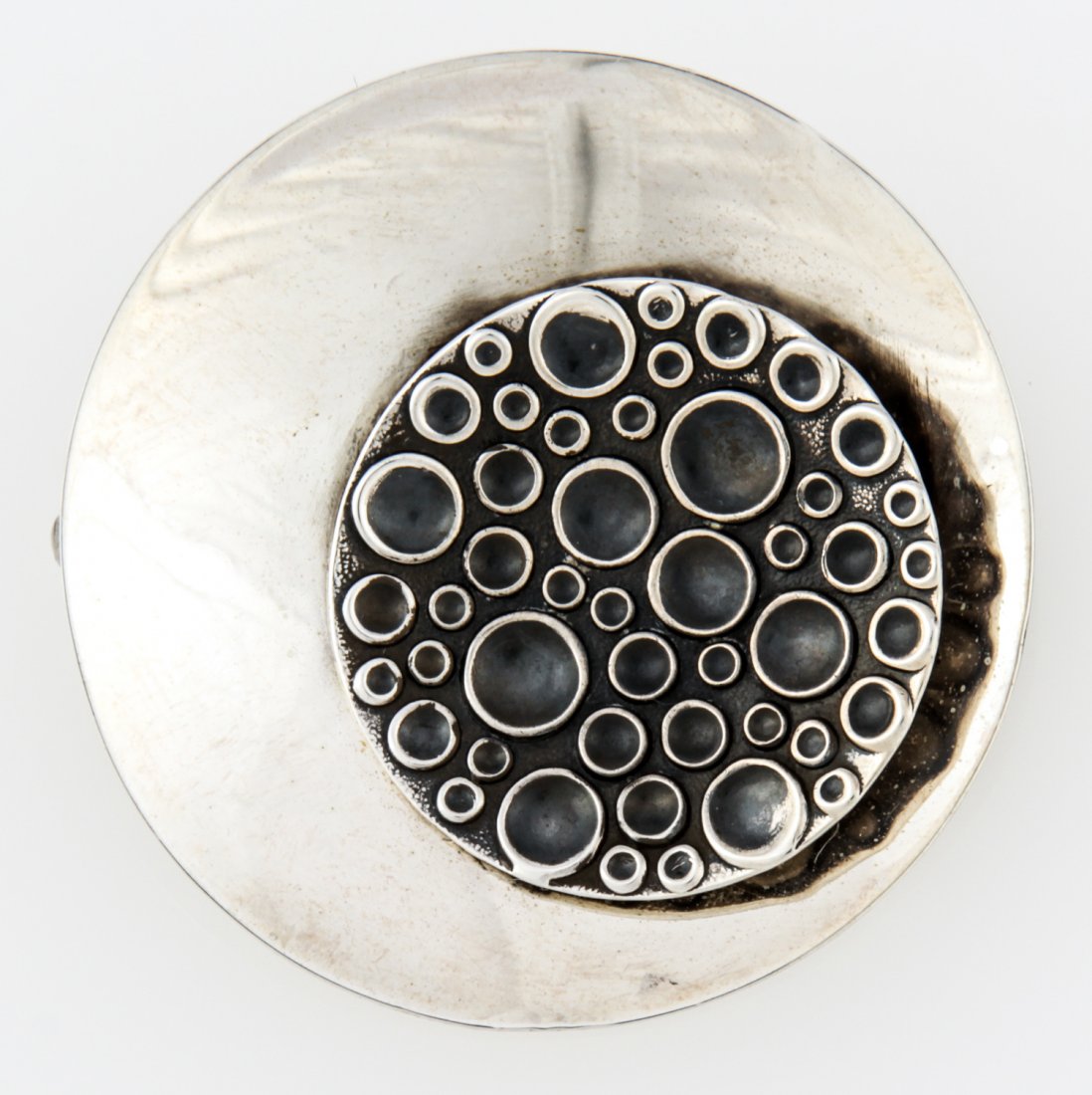Modernist Silver Brooch marked 925 Sterling Finland: Modernist Silver Brooch marked 925 Sterling Finland. 1.5"D (4 cm). Weight: 10.2 g . Since 1937, the The Silver Shop of Princeton, NJ was located at 59 Palmer Square West.