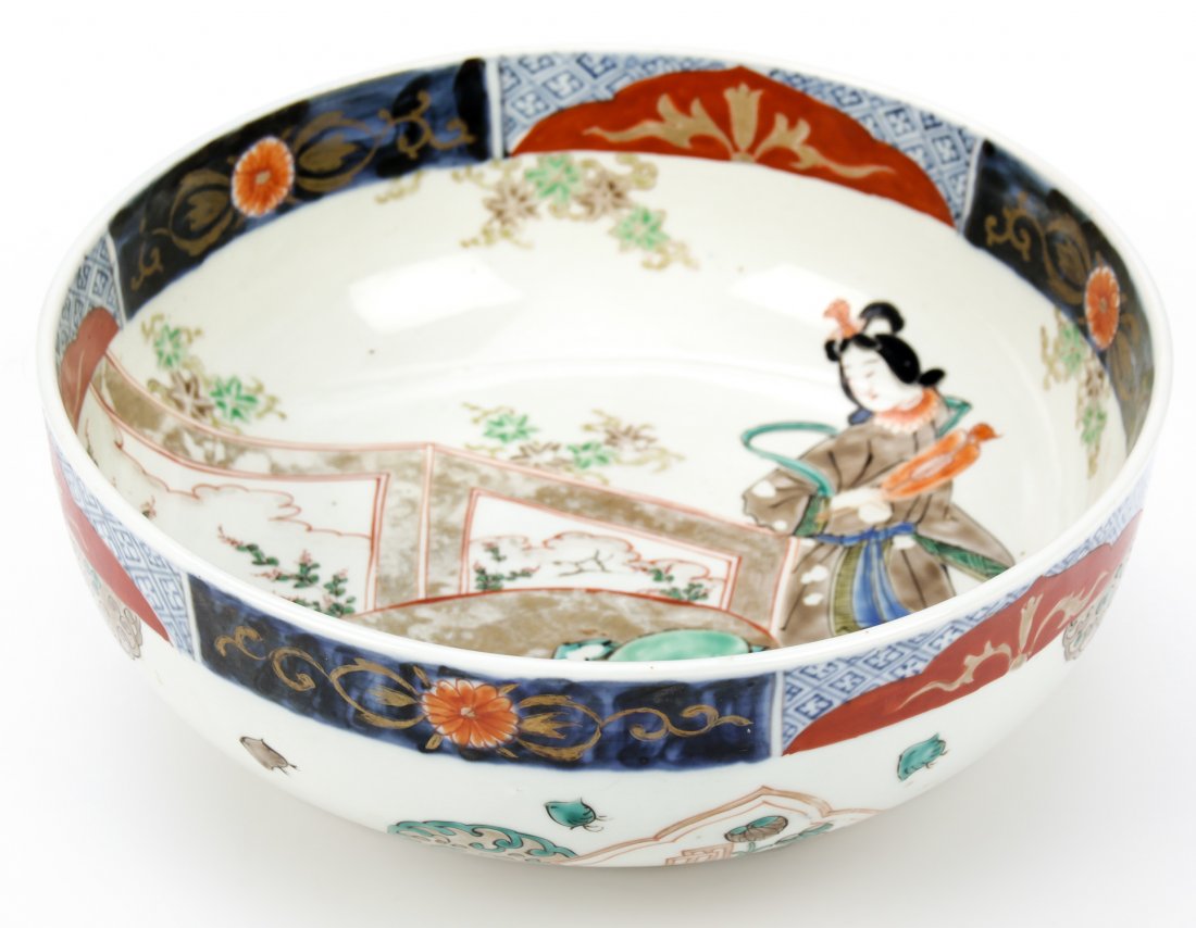Antique Japanese Imari Bowl: Antique Japanese Imari Bowl. Size: 3.75" x 10" x 10" (10 x 25 x 25 cm).