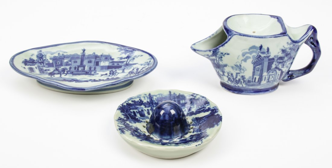 Liverpool Flow Blue Juicer and Tray: Liverpool Flow Blue Juicer and Tray. Ranging in Size from: 2" x 5.5" x 5.5" (5 x 14 x 14 cm), to 3.75" x 7" x 3" (10 x 18 x 8 cm).