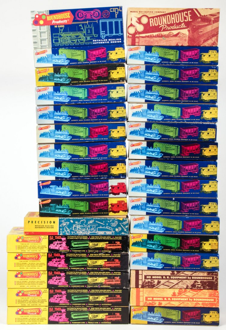 Collector's Lot of 32 Roadshow Trains in Boxes: Collector's Lot of 32 Roadshow Trains in Boxes. Size: HO gauge.