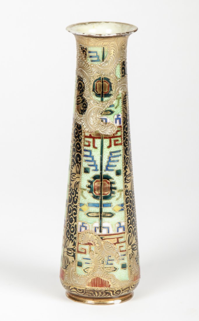Chinese Imari Totem Tube Vase: Chinese Imari Totem design tube vase. Size: 8.5" x 2.5" x 2.5" (22 x 6 x 6 cm)