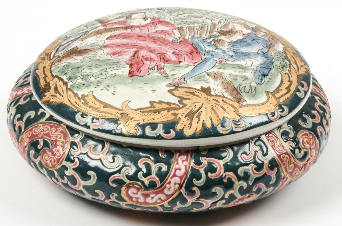 Chinese Export Lidded Powder Box: Chinese export lidded powder. Size: 3" x 7" x 7" (8 x 18 x 18 cm).
