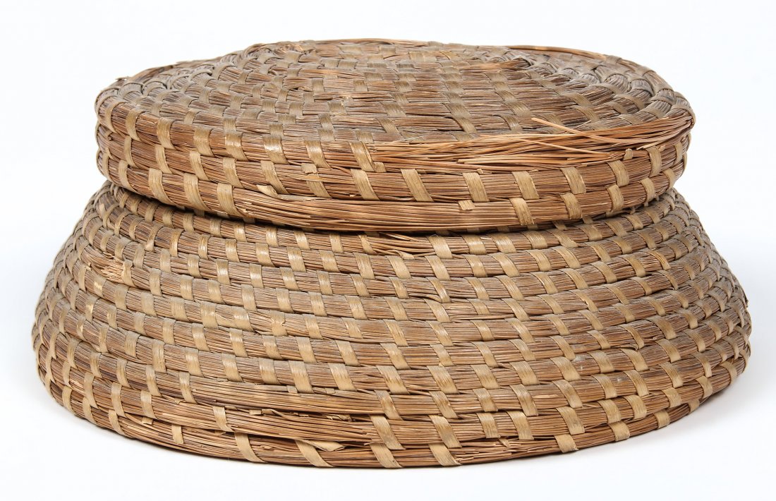 Native American Pine Needle Basket with Lid: Native American Pine Needle Basket with Lid. Size :3.5" x 8" x 7" (9 x 20 x18 cm).