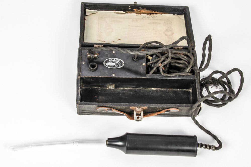 Violetta Baby Type A Violet Ray Health Device: Violetta Baby Type A Violet Ray Health Device. By Bleadon Dun Co. Size: 3" x 10" x 5.5" (8 x 25 x 14 cm). From a Seattle, WA Estate.