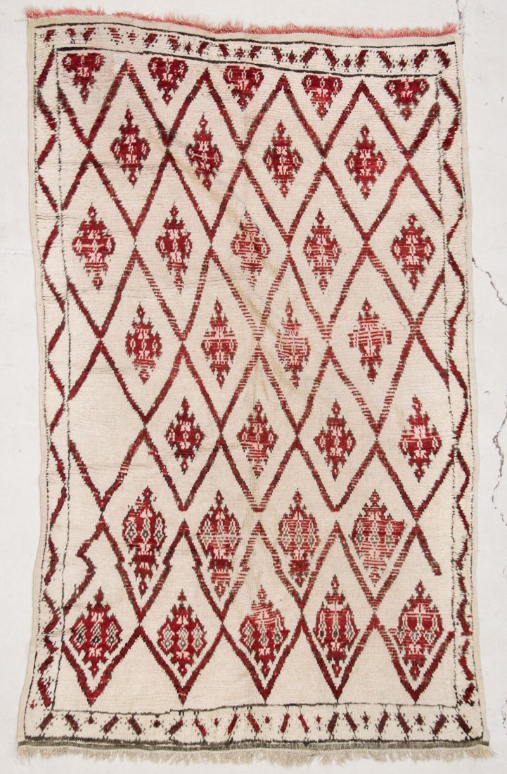Moroccan Rug: 4'9" x 7'10" (145 x 239 cm): Moroccan Rug: 4'9" x 7'10" (145 x 239 cm), mid 20th c.