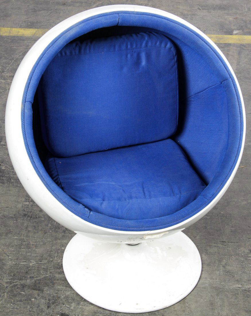 Eero Aarnio Style Ball Chair: Eero Aarnio Style Ball Chair. Base detached. Size: 36" x 30" x 28" (91 x 76 x 71 cm).