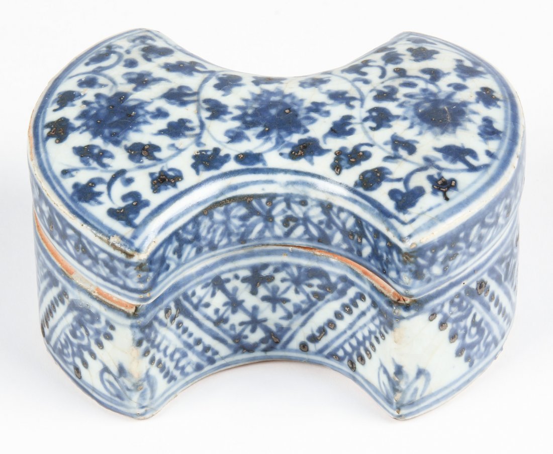 Chinese Ming Dynasty Blue and White Trinket Box: Chinese Ming Dynasty Blue and White Trinket Box. Size: 2.5" x 4.75" x 3.25" (6 x 12 x 8 cm).