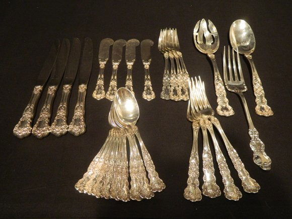 (28) Set of Sterling Silver Flatware: Set of 28 pieces of Sterling Silver Flatware that Includes 4 Knives, 4 Butter Spreads, 4 Forks, 4 Salad Forks, 9 Tea Spoons, 1 Serving Fork, and 2 Serving Spoons