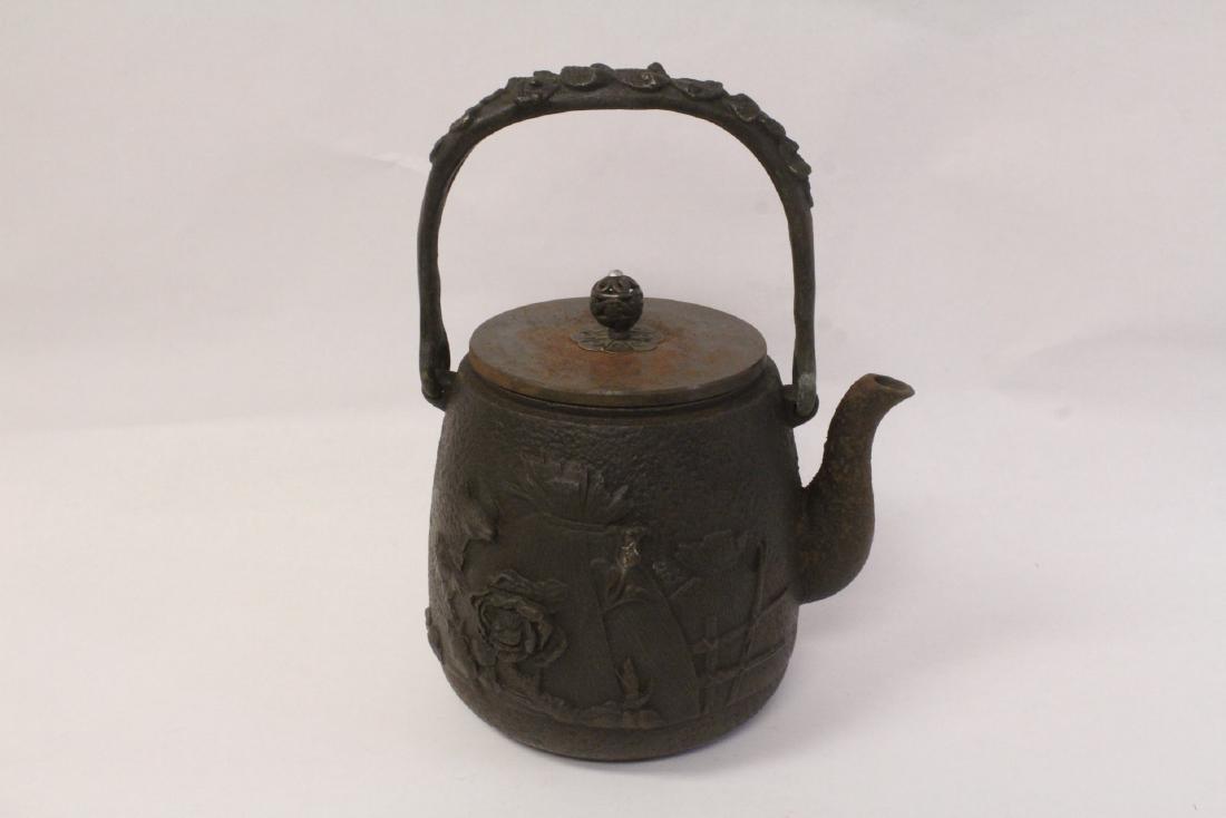 Chinese cast iron teapot: Chinese cast iron teapot, 8.65"Hx6.25"x5.2"