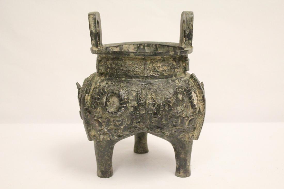 Unusual Chinese archaic style bronze li (1 of 10)