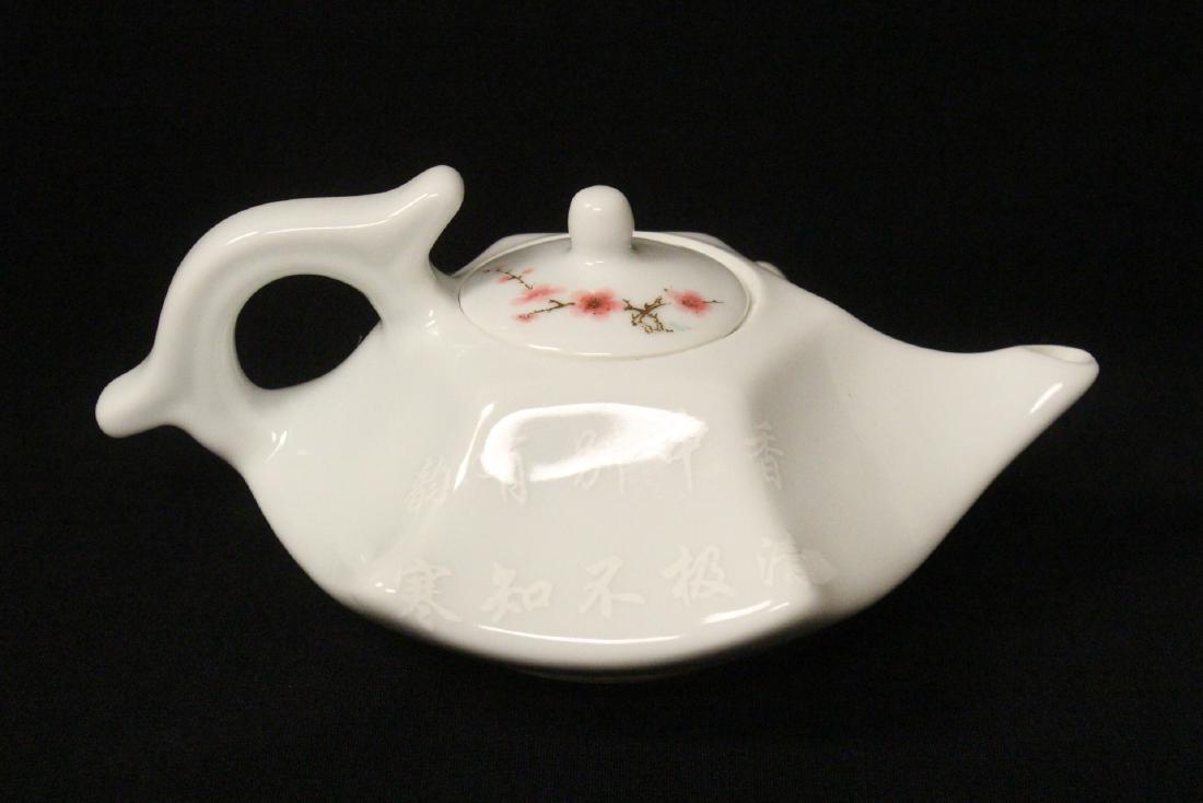 Chinese wucai porcelain teapot (1 of 10)