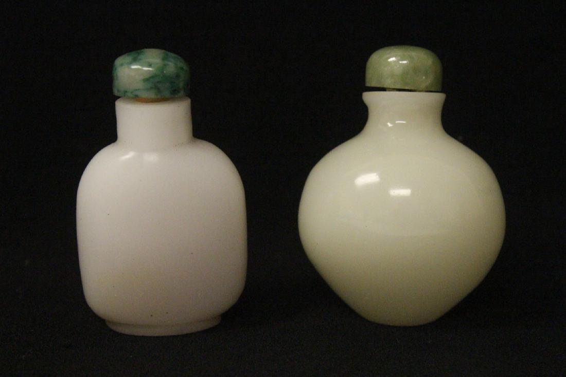 2 Chinese vintage white Peking glass snuff bottle (1 of 10)