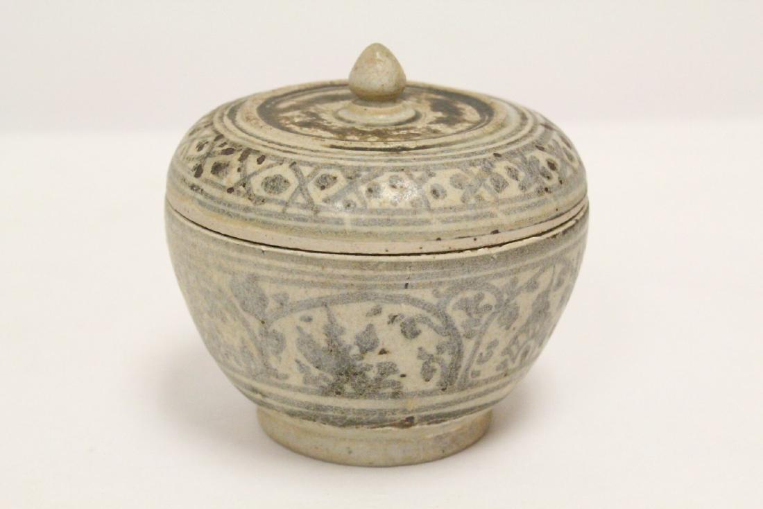 16th/17th c. Chinese/Vietnamese porcelain covered box (1 of 10)