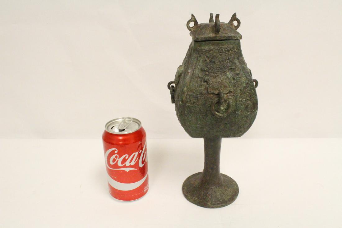 A fine archaic style bronze rice vessel (1 of 10)