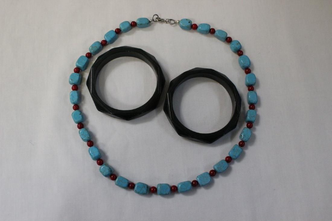 Pr Chinese 19th c. jade bracelet & a bead necklace (1 of 10)