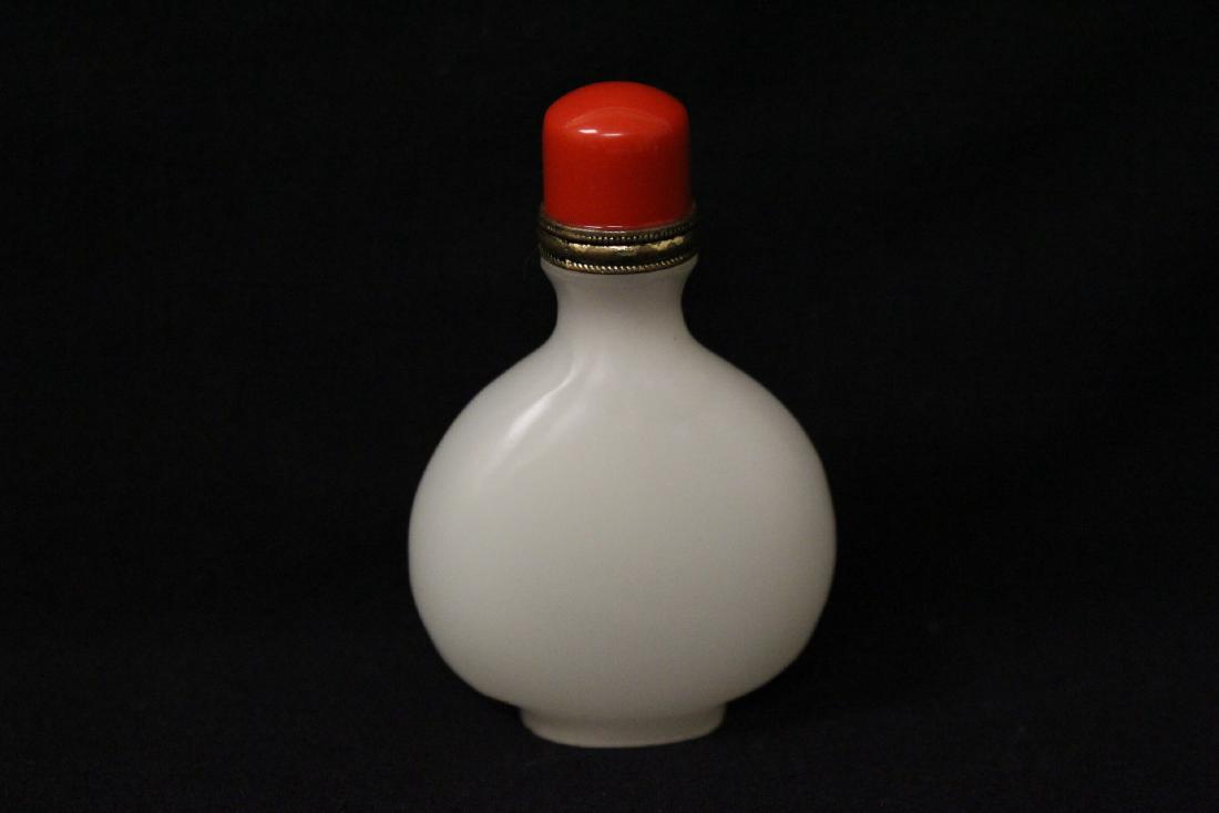 A fine Chinese white jade carved snuff bottle (1 of 9)