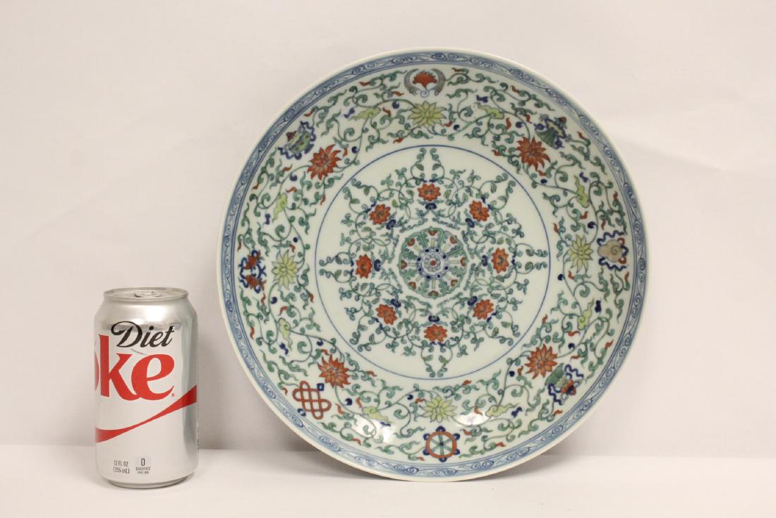 A large Chinese wucai porcelain plate (1 of 10)