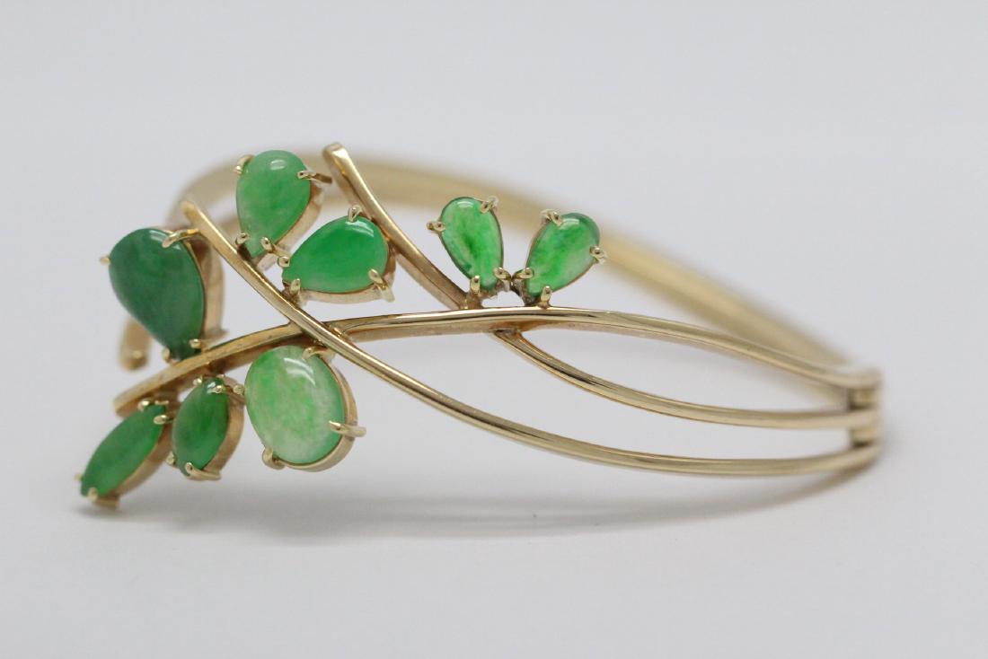 An important 14K Y/G free style jadeite bracelet (1 of 10)