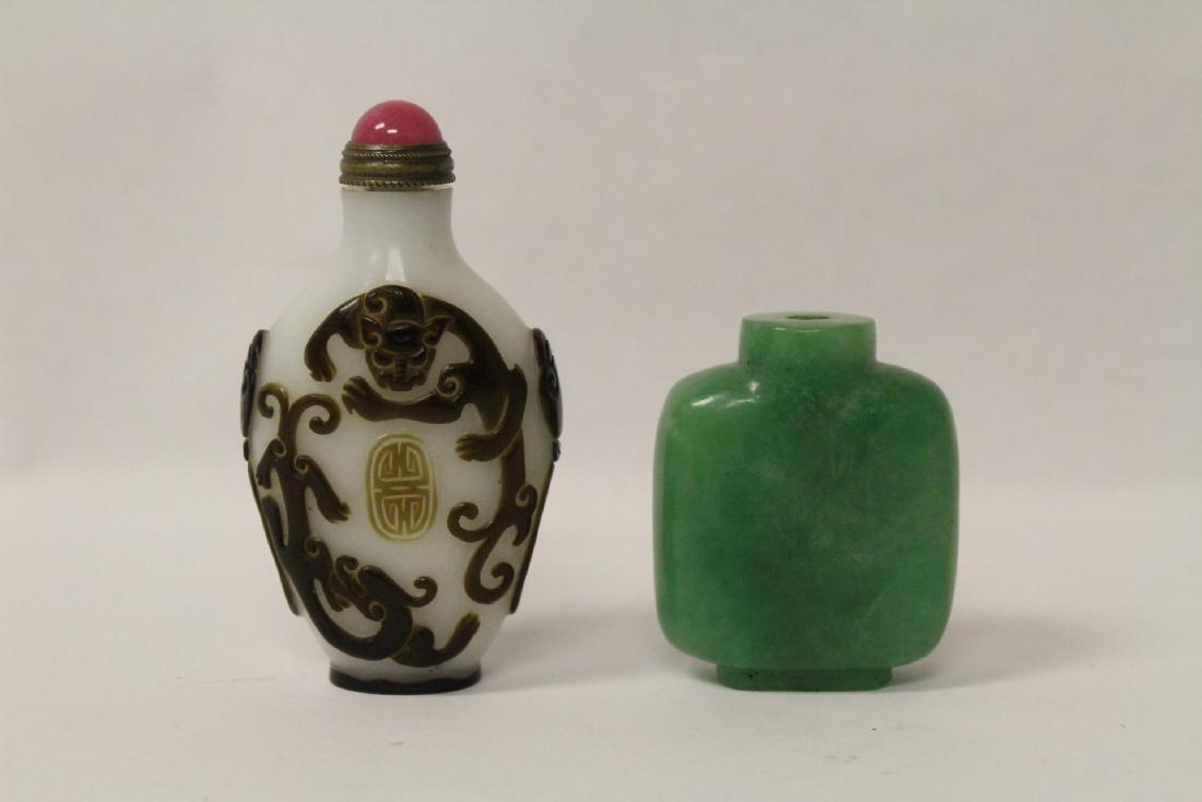 An aventurine snuff bottle & an overlay snuff bottle (1 of 10)