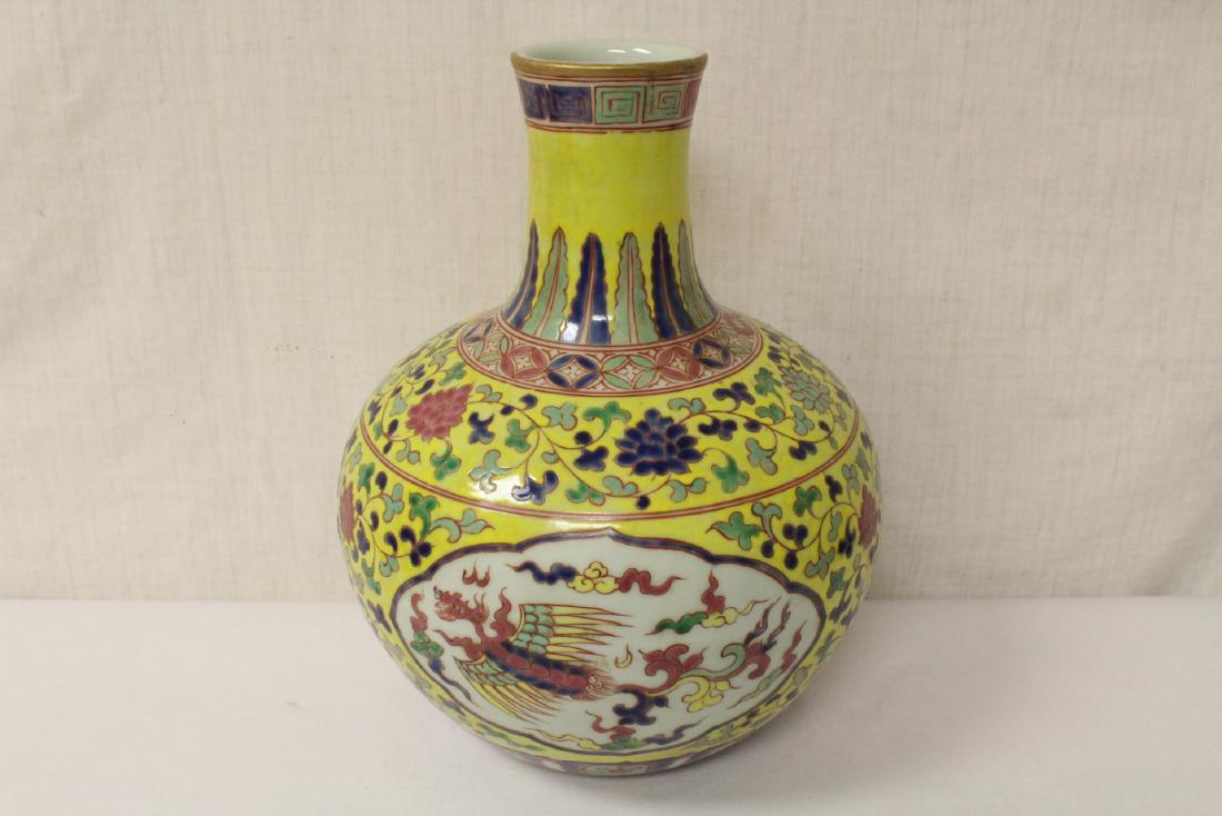 A beautiful Chinese wucai porcelain bottle vase (1 of 11)