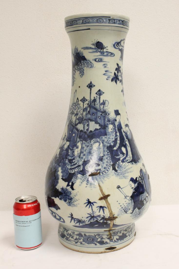 Chinese 18th c. or earlier lg b&w porcelain jar (1 of 10)