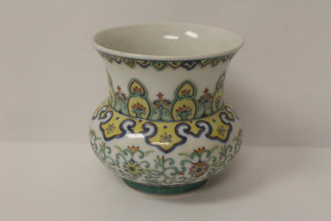 Chinese wucai porcelain jar (1 of 10)
