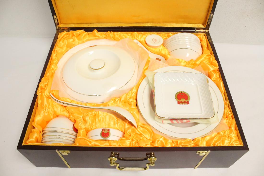 Set important Chinese porcelain dinner set, dated 1975 (1 of 14)