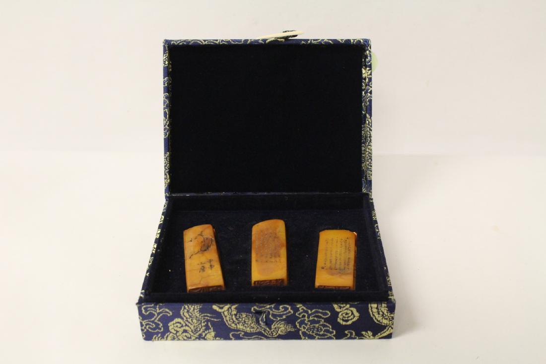 3 Chinese shoushan stone in fitted box (1 of 12)