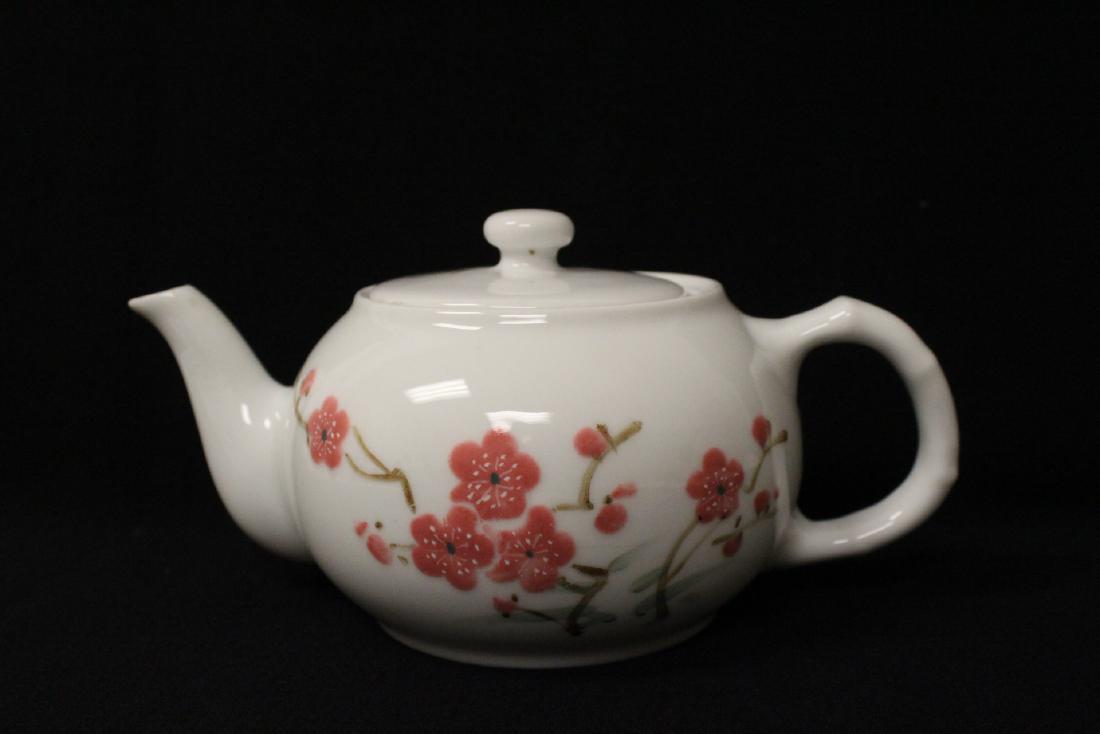 Wucai porcelain teapot (1 of 12)