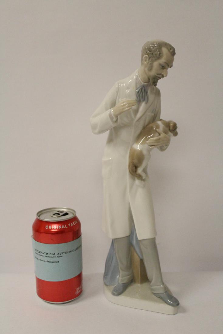 Lladro figure "vet and dog" (1 of 10)