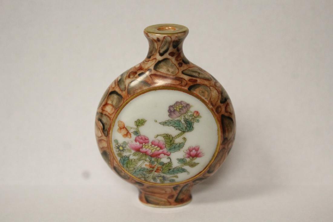Chinese famille rose porcelain snuff bottle (1 of 10)