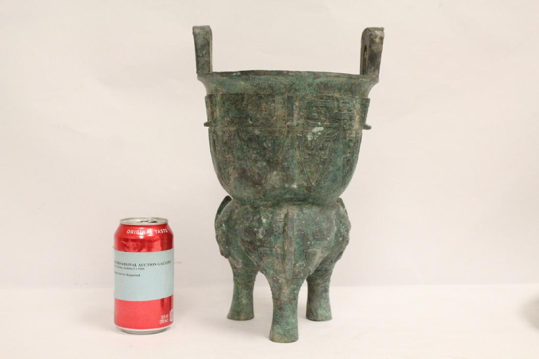 Chinese archaic style bronze vessel (1 of 10)